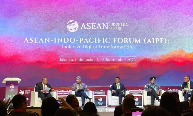 Group President & Chief Executive Officer, Maybank, Dato’ Khairussaleh Ramli dalam si diskusi panel subtema ke-III yaitu Inclusive Digital Transformation bertajuk ˜Bridging Digital Divide: Opportunities and challenges in Digitizing Infrastructure & MSME’s di forum ASEAN AIPF 2023, Rabu (6/9). dok. Maybank 