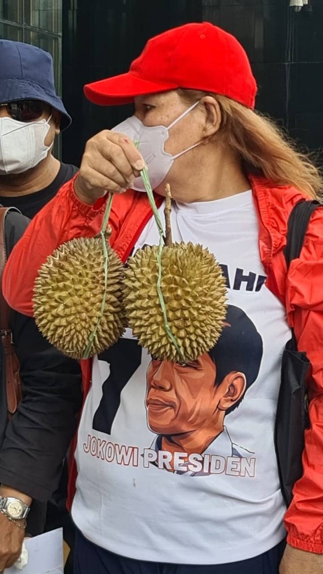 Sejumlah orang mengaku dari Relawan Jokowi menggelar aksi dengan membawa poster meminta KPK menangkap Cak Imin, di depan Gedung KPK saat Cak Imin diperiksa, Kamis (7/9/2023). Foto: Dok. Istimewa