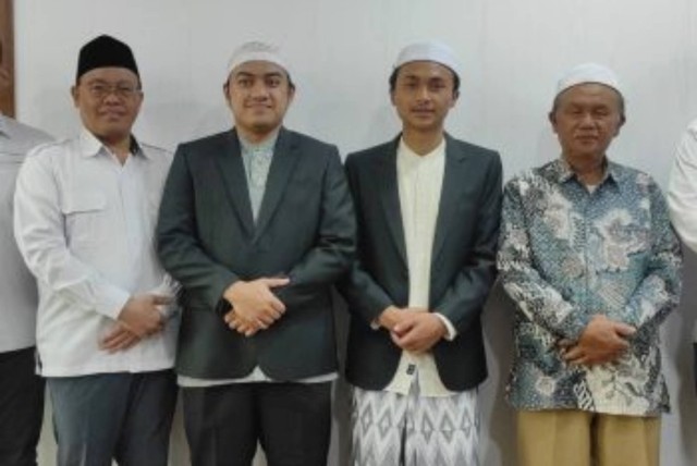 Muhammad Mufid Al-Izza (kedua dari kiri) bersama Zaki Muhammad Al-Ghani (ketiga dari kiri) didampingi pejabat Kemenag RI. Foto: Dok. jateng.kemenag.go.id