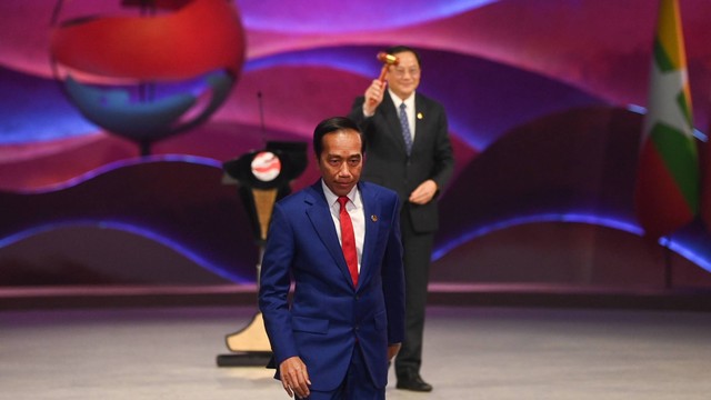 Presiden Joko Widodo menuruni panggung usai memberikan palu sidang sebagai simbol penyerahan Keketuaan ASEAN 2024 kepada Perdana Menteri Laos Sonexay Siphandone, saat acara penutupan KTT ke-43 ASEAN 2023 di Jakarta, Kamis (7/9/2023). Foto: Zabur Karuru/ANTARA FOTO