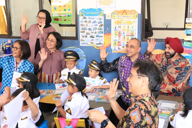 Bupati Tangerang Ahmed Zaki Iskandar bersama Presiden Bank Dunia Ajay Banga dan Menteri Kesehatan RI Budi Gunadi saat berkunjung di Desa Serdang Kulon, Kecamatan Panongan, Kabupaten Tangerang, Kamis (07/09/2023). Foto: Dok. Istimewa