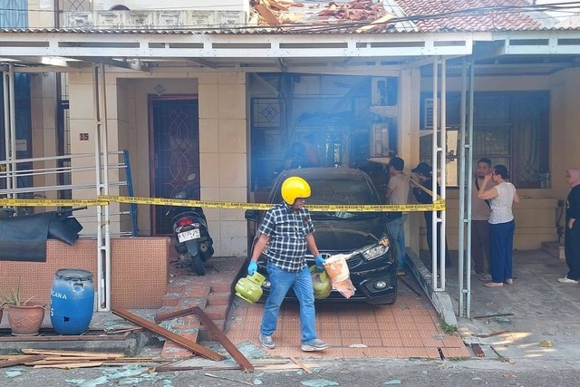 Sebuah rumah di komplek Perumahan Taman Ubud Kencana, Kelurahan Binong, Kecamatan Curug, Kabupaten Tangerang, mengalami kerusakan usai adanya suara ledakan yang terjadi pukul 03.30 WIB,  Kamis (7/9/2023). Foto: Dok. Istimewa