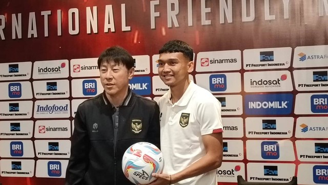 Pelatih dan pemain Timnas Indonesia, Shin Tae-yong (tengah) dan Dendy Sulistyawan (kanan), dalam konferensi pers jelang melawan Turkmenistan di Stadion Gelora Bung Tomo, Surabaya, Kamis (7/9/2023). Foto: Farusma Okta Verdian/kumparan