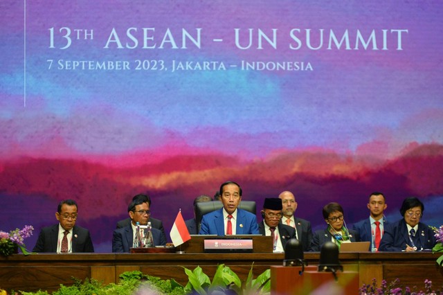 Presiden Joko Widodo (tengah) memimpin KTT ke-13 ASEAN-PBB di Jakarta Convention Center, Kamis (7/9/2023). Foto: Rommy Pujianto/Media Center KTT ASEAN 2023/ANTARA FOTO