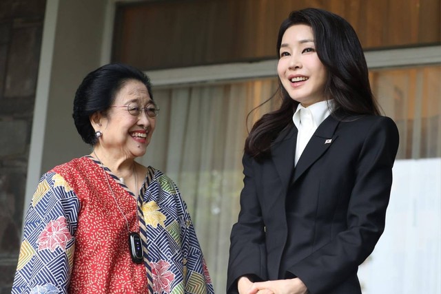 Presiden ke-5 RI Megawati Soekarnoputri menyambut kedatangan Ibu Negara Korea Selatan (Korsel) Kim Keon Hee di Istana Batu Tulis, Bogor, Kamis (7/9/2023). Foto: Dok. PDIP