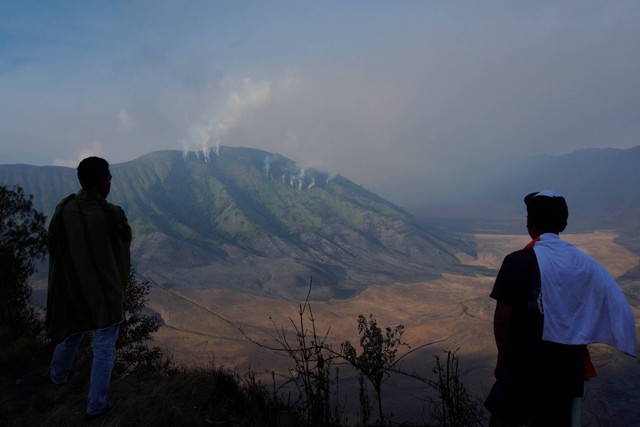 Warga melihat kondisi padang sabana di Pos Bantengan, Lumajang, Jawa Timur, Kamis (7/9/2023). Foto: Irfan Sumanjaya/ANTARA FOTO