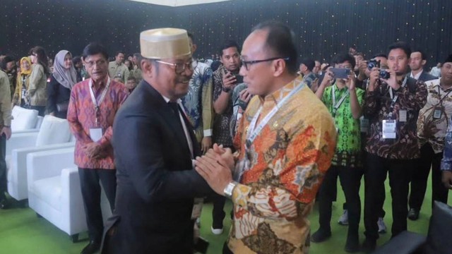 Penjabat Gubernur Sulbar Zudan Arif Fakrulloh di sela-sela pertemuan dengan Menteri Pertanian Syahrul Yasin Limpo. Foto: Dok. Pemprov Sulbar