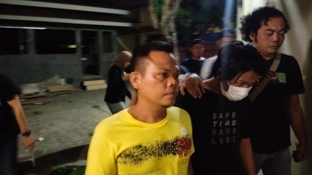 Wajah dua pelaku pembacokan adik Bupati kandung Muratara yang digiring polisi ke Polda Sumsel, Foto : Istimewa