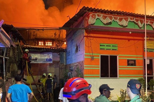 Kebakaran melanda bangunan rumah tinggal di Jalan Krendang Utara, Tambora, Jakarta Barat, Kamis (7/9/2023).
 Foto: Instagram/@humasjakfire