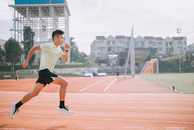 Ilustrasi Jelaskan Cara Melakukan Start Pendek Dalam Atletik, Foto: Unsplash/Edwin Tan.