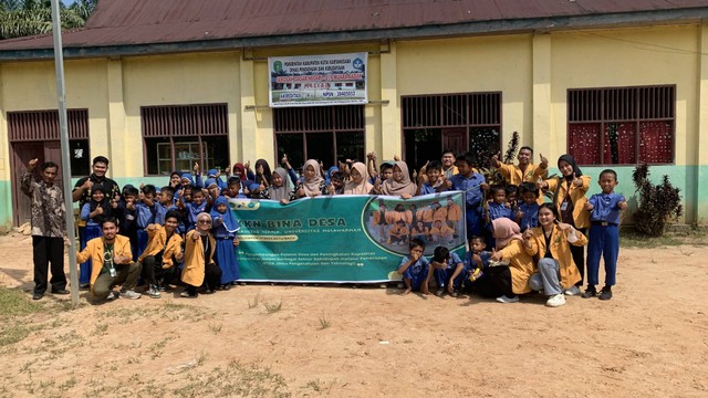 Tim KKN Bina Desa Fakultas Teknik Universitas Mulawarman bersama Warga SD Negeri 019 Muara Badak pada kegiatan pemasangan purnarupa metode panen air hujan. Foto: Wenny Melati Marpaung (Dokumentasi Pribadi)