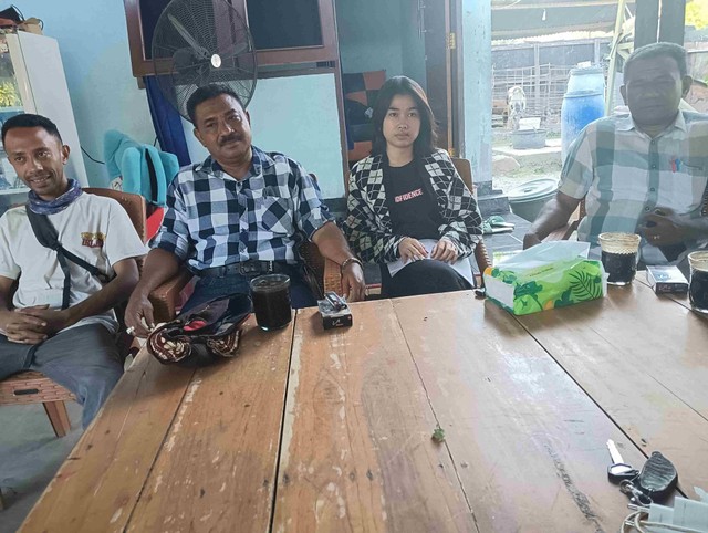 Keterangan foto:Korban penganiayaan bersama kuasa hukum dan manajer Sesari Pub dalam konfrensi pers, Kamis (7/9/2023) sore. Foto:Mario WP Sina.