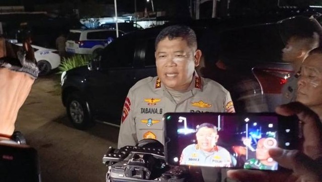 Kapolda Kepri Irjen Tabana Bangun diwawancarai usai meninjau lokasi pengukuran lahan di Pulau Rempang, Kamis (7/9/2023). Foto: Yude/ANTARA