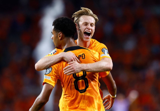 Pemain Belanda Cody Gakpo merayakan gol keduanya bersama Frenkie de Jong saat pertandingan Kualifikasi Euro 2024 di Stadion Philips, Eindhoven, Belanda. Foto: Piroschka Van De Wouw/Reuters