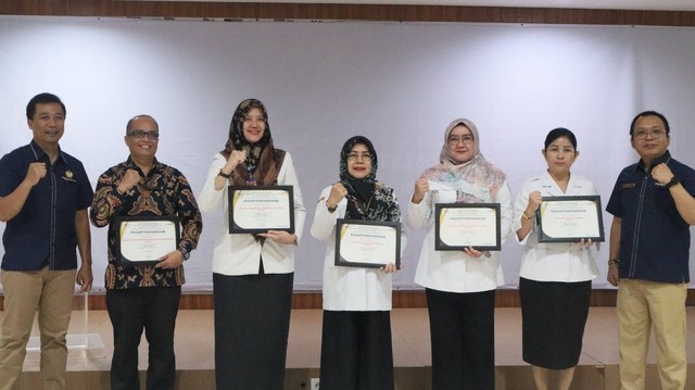 Ditjen Bina Keuda Kemendagri menerima penghargaan pada kegiatan Penghargaan Kinerja Pelaksanaan Anggaran Semester I TA 2023 kepada Satker Mitra Kerja Lingkup KPPN Jakarta IV' di Kantor KPPN Jakarta IV, Gambir, Jakarta Pusat, Rabu (30/8/2023). Foto: Kemendagri RI