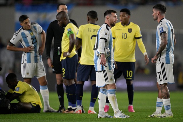 Pemain depan Argentina Lionel Messi (kedua dari kanan) berbicara dengan gelandang Rodrigo De Paul saat pertandingan Kualifikasi Amerika Selatan di Estadio Mas Monumental, Buenos Aires, Argentina. Foto: Juan Mabromata/AFP