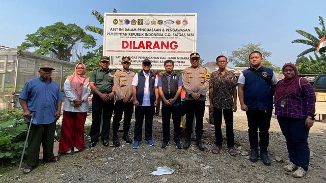 Satgas BLBI memasang plang aset properti eks BLBI di Jawa Barat. Foto: Dok. Satgas BLBI
