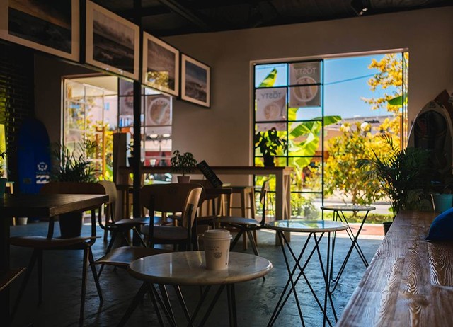 Ilustrasi cafe di semarang dengan view bagus. Sumber: www.unsplash.com