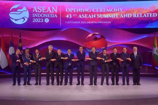 Pemimpin negara-negara ASEAN pada Pembukaan KTT ke-43 ASEAN 2023. Foto: Media Center KTT ASEAN