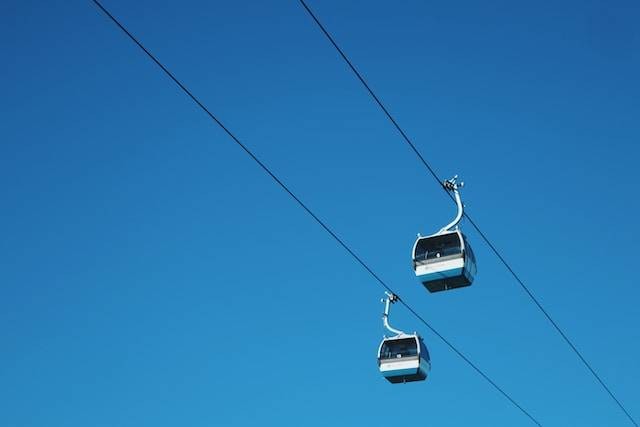 Ilustrasi jam operasional Gondola Ancol, sumber foto: unsplash.com/Pedro de Sousa
