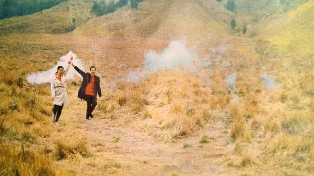 Momen "flare" foto prewedding di kawasan Gunung Bromo sebelum kawasan tersebut terbakar. Foto: Dok. Polres Probolinggo