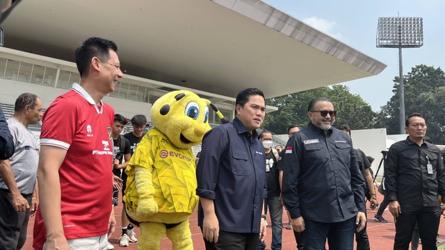 Ketua Umum PSSI, Erick Thohir (tengah), menghadiri coaching clinic legenda Borussia Dortmund dengan pemain Papua Football Academy di Stadion Madya, Jakarta, pada Jumat (8/9). Foto: Jodi Hermawan/kumparan