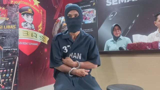 Bayu Aji Anwari (46), pengasuh pondok Hidayatul Hikmah Al Kahfi di Kota Semarang, Jawa Tengah yang perkosa 6 santri saat dihadirkan dalam jumpa pers. Foto: Intan Alliva/kumparan