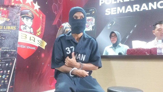 Bayu Aji Anwari (46), pengasuh pondok Hidayatul Hikmah Al Kahfi di Kota Semarang, Jawa Tengah yang perkosa 6 santri saat dihadirkan dalam jumpa pers. Foto: Intan Alliva/kumparan