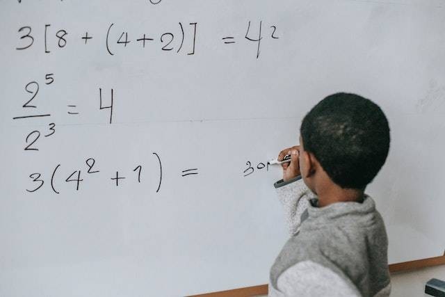 Ilustrasi kunci jawaban Matematika kelas 9 halaman 54. Foto: Pexels/Katerina Holmes