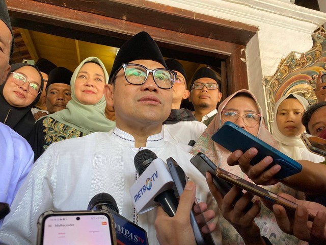 Ketua Umum PKB Abdul Muhaimin Iskandar menjawab pertanyaan wartawan usai ziarah ke Makam Sunan Gunung Jati, Cirebon, Jawa Barat, Jumat (8/9). Foto: Zamachsyari/kumparan