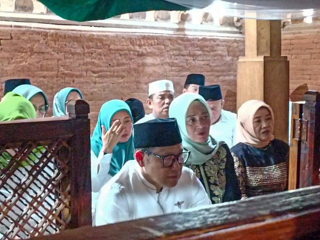 Ketua Umum PKB Abdul Muhaimin Iskandar ziarah di Makam Sunan Gunung Jati, Cirebon, Jawa Barat, Jumat (8/9). Foto: Zamachsyari/kumparan