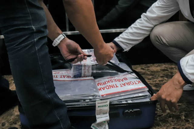 Anggota Polisi menata barang bukti dari Tindak Pidana Pencucian Uang (TPPU) judi online Auto88 saat ungkap kasus di Bareskrim, Mabes Polri, Jakarta, Jumat (8/9/2023). Foto: Jamal Ramadhan/kumparan