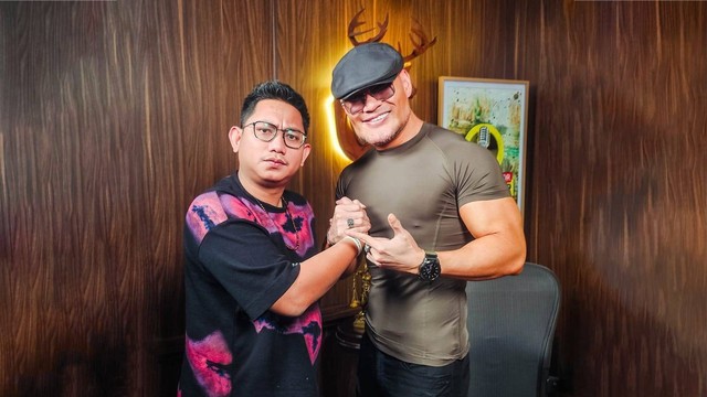 Content Creator Tubagus Fajar Adhitya atau lebih dikenal sebagai Fajar Aditya bersama Deddy Corbuzier. Foto: Dok. Istimewa