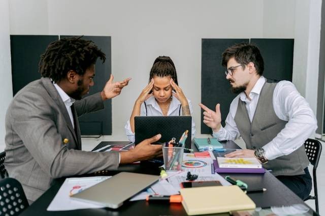 Ilustrasi dampak negatif politik etis, sumber foto: Antoni Shkraba by pexels.com