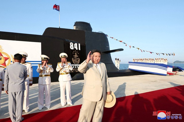 Pemimpin Korea Utara Kim Jong-Un menghadiri upacara peluncuran kapal selam serang nuklir taktis baru di Korea Utara pada 8 September 2023. Foto: KCNA via REUTERS