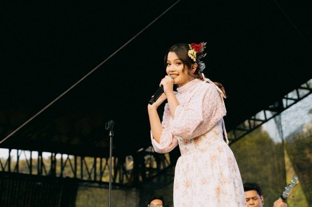 Penyanyi Aruma kolaborasi dengan Kamga dan Pepeng di We The Fest 2023. Foto: Dok. Istimewa