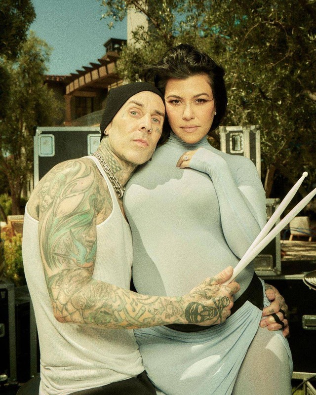 Kourtney Kardashian Melahirkan Anak Pertamanya dengan Travis Barker