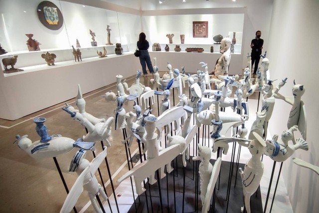 Pengunjung melihat karya seni pada pameran bertajuk "Korea-Indonesia Ceramic Art Connecting 5,296km" di Museum Nasional, Jakarta, Jumat (8/9). Foto: Jamal Ramadhan/kumparan