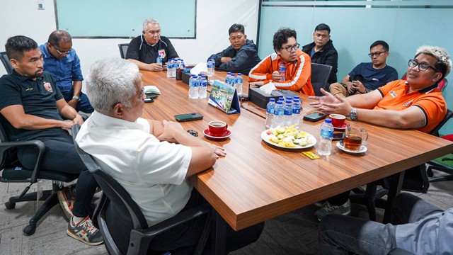 Pertemuan manajemen Persija dengan Jakmania di kantor Persija, Rasuna Office Park, Jakarta, Rabu (6/9/2023). Foto: Dok. Persija