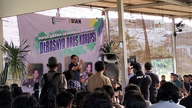 Rocky Gerung saat jadi pembicara di kegiatan di Sleman, Jumat (8/9/2023). Foto: M Wulan/Tugu Jogja