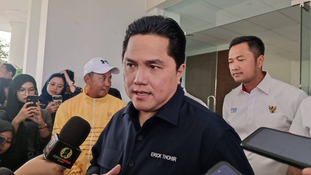 Ketua Umum PSSI, Erick Thohir, ditemui wartawan di Unesa Surabaya, Jumat (8/9/2023). Foto: Farusma Okta Verdian/kumparan