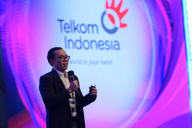 Direktur Digital Business Telkom Muhamad Fajrin Rasyid memberikan paparan terkait peran Web3dalam mendorong transformasi digital di Indo-Pasifik serta inovasi Telkom di ranah Web3 dan teknologi blockchainpada gelaran BATIC 2023 hari kedua di The Westin Resort Nusa Dua Bali, Kamis (7/9). 