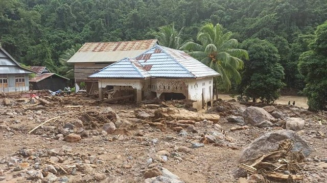 Banjir bandang dan tanah longsor menerjang wilayah Kecamatan Kalukku, Kabupaten Mamuju, pada Selasa (11/10/2022). Foto: Dok. Istimewa/HO