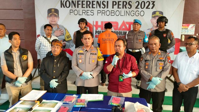 Jumpa pers kasus kebakaran Bukit Teletubbies Gunung Bromo, di Polres Probolinggo, Jumat (8/9/2023). Tersangka Andrie Wibowo memakai baju tahanan oranye. Foto: Dok. Mili.id
