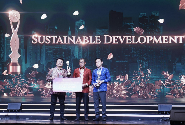 Direktur Utama Amandina  Bumi Nusantara, Suharji Gasali (kiri), mendapatkan penghargaan pada ASEAN Business Awards 2023 kategori Sirkularitas Limbah Plastik. Dok Amandina