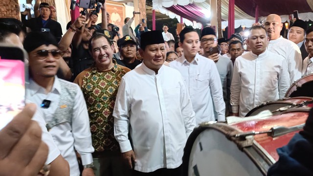 Menteri Pertahanan (Menhan) Prabowo Subianto datang ke Ponpes Ora Aji asuhan Gus Miftah di Kalasan, Kabupaten Sleman, DI Yogyakarta, Jumat (8/9/2023). Foto: Arfiansyah Panji Purnandaru/kumparan