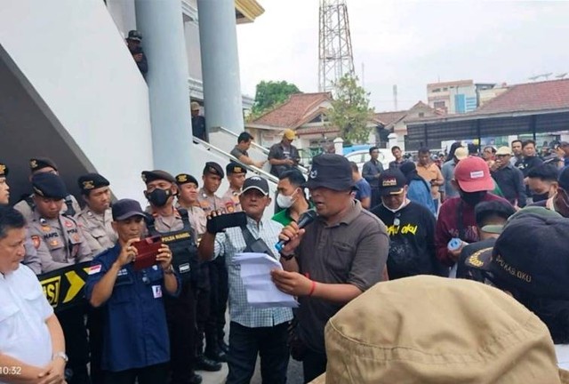 Aksi unjuk rasa yang dilakukan masyarakat di Kantor DPRD OKU. (ist)