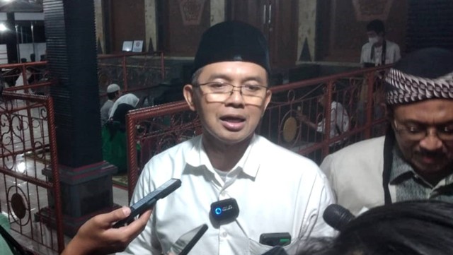 Wakil Sekretaris Dewan Syuro PKB, Maman Imanulhaq di Makam Sunan Kalijaga, Demak, Jawa Tengah Jumat (8/9/2023) malam. Foto: Zamachsyari/kumparan