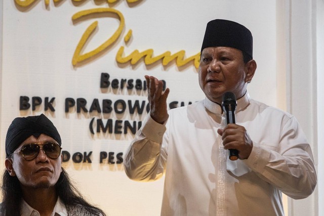 Bakal calon presiden Prabowo Subianto (kanan) didampingi pengasuh Pondok Pesantren Ora Aji Gus Miftah (kiri) menyampaikan pidato di Pondok Pesantren Ora Aji, Sleman, DI Yogyakarta, Jumat (8/9/2022). Foto: Hendra Nurdiyansyah/ANTARA FOTO