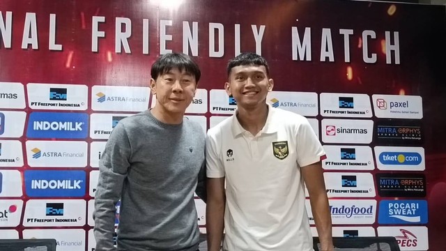 Pelatih Timnas Indonesia Shin Tae-yong bersama pemain Dendy Sulistyawan usai kontra Turkmenistan di Stadion Gelora Bung Tomo, Surabaya, Jawa Timur, Jumat (8/9/2023).  Foto: Farusma Okta Verdian/kumparan